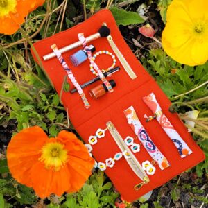 Grande trousse à bijoux multicolore pratique. 2 en 1, c'est une trousse à bijoux mais aussi une trousse à maquillage