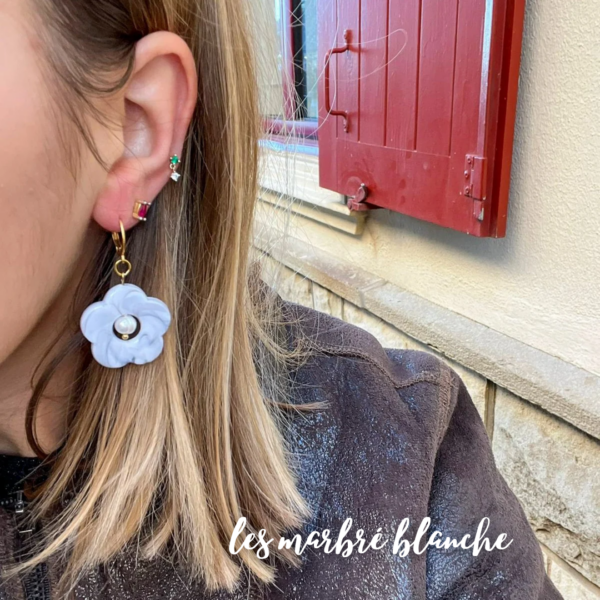 Boucles d'oreilles fleurs effet marbre blanc/gris
