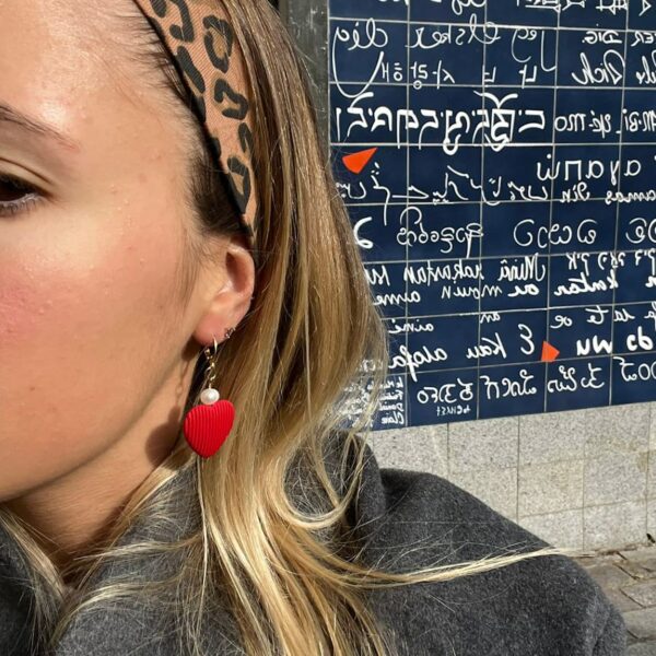 boucles d'oreilles dormeuses coeur chic rouge en acrylique effet velours