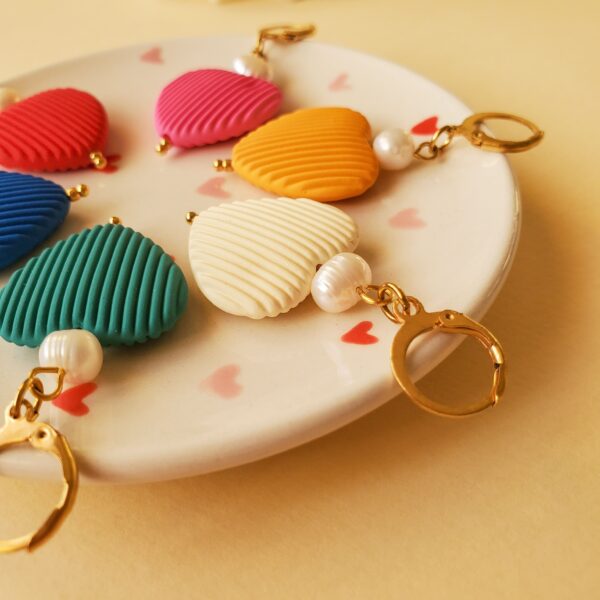 boucles d'oreilles cœurs striés effet velours couleurs pop et tendances
