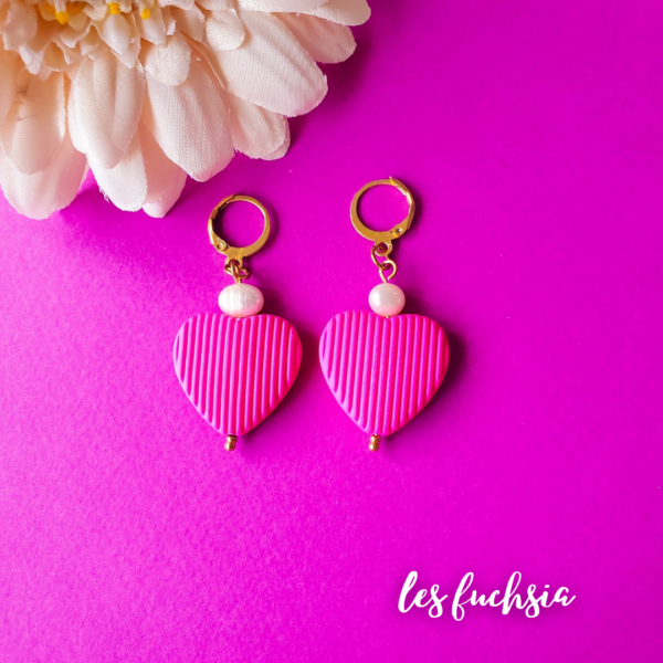 boucles d'oreilles cœurs fuchsia effet velours