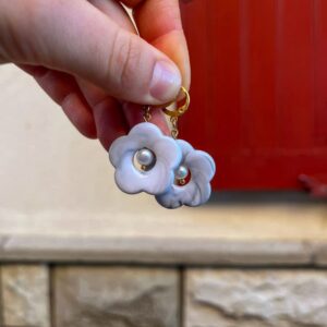 Boucles d'oreilles fleurs effet marbre blanc/gris