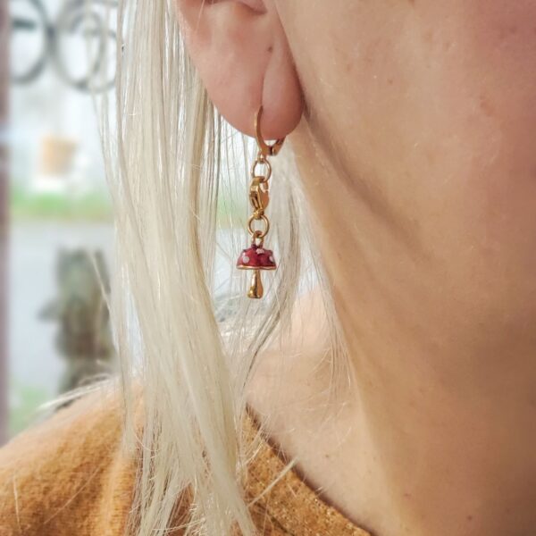 Boucles d'oreilles à composer, personnalisable à l'infini avec un collection colorée et originale de petits char'ms à accrocher à tes bijoux