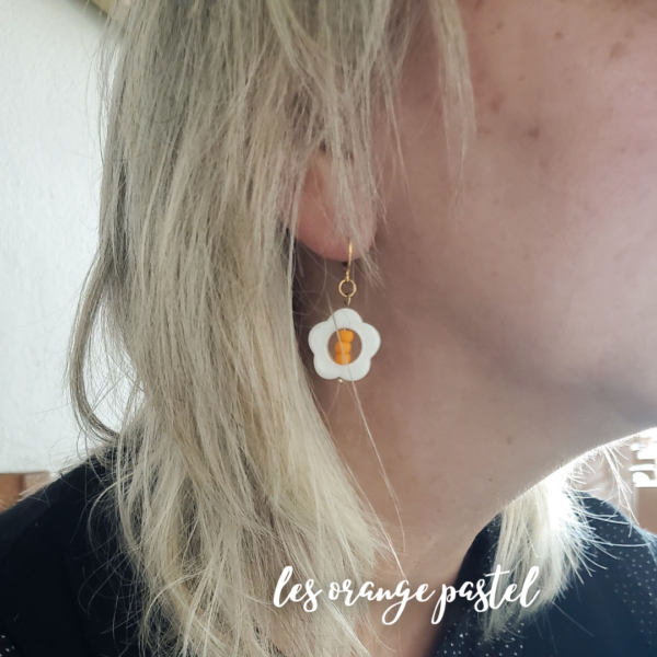 Les boucles Lore - Les dormeuses chic et pétillantes - orange pastel