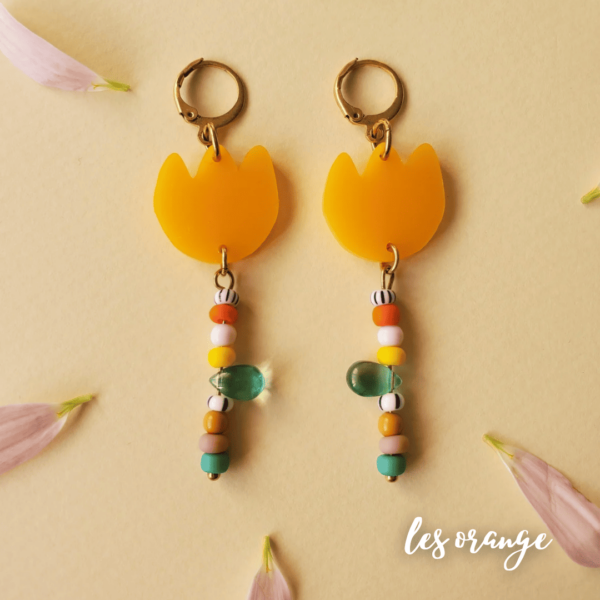 Boucles d'oreilles dormeuse en forme de fleur. Tulipes en acrylique coloré et tige en perles de rocailles couleurs acidulées