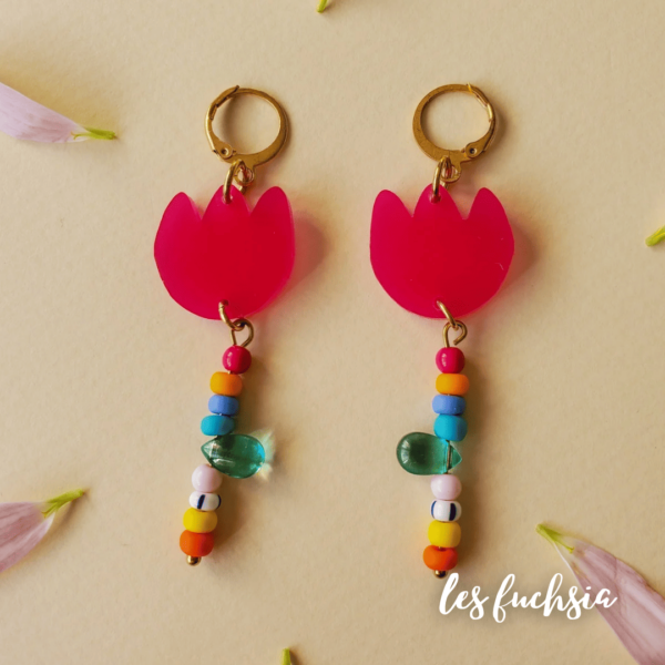 Boucles d'oreilles dormeuse en forme de fleur. Tulipes en acrylique coloré et tige en perles de rocailles couleurs acidulées