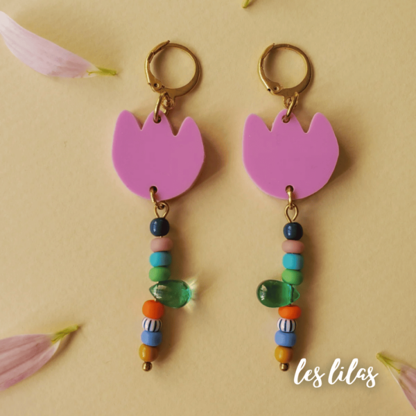 Boucles d'oreilles dormeuse en forme de fleur. Tulipes en acrylique coloré et tige en perles de rocailles couleurs acidulées