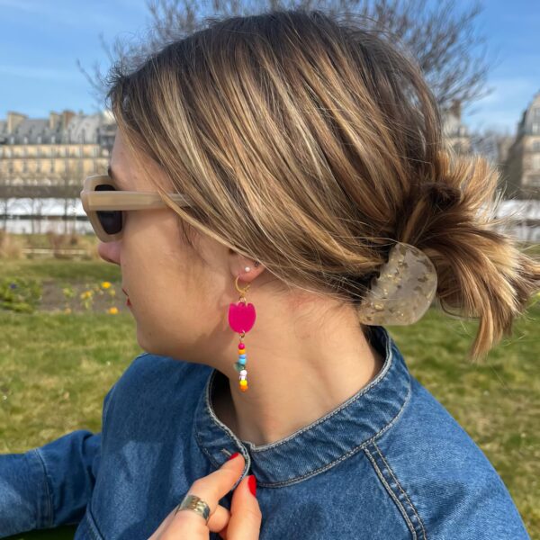 Boucles d'oreilles dormeuse en forme de fleur. Tulipes en acrylique coloré et tige en perles de rocailles couleurs acidulées