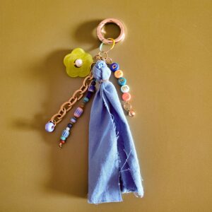 Bijou de sac fantaisie coloré, grigri porte-bonheur en perles et ruban, fait main.