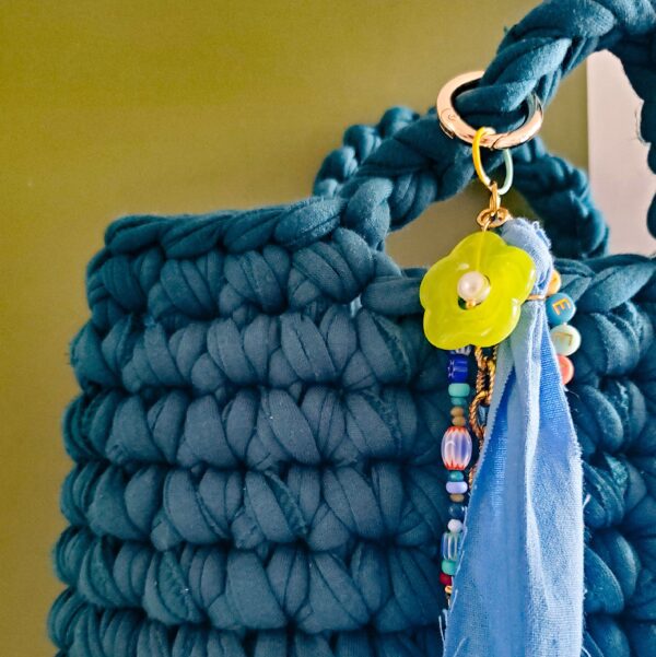 Bijou de sac coloré porte-bonheur en perles et ruban, fait main, accroché à un sac