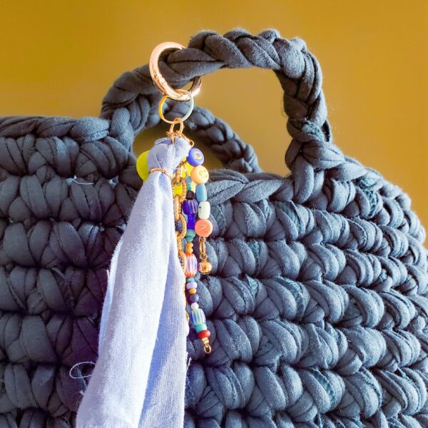 Bijou de sac coloré porte-bonheur en perles et ruban, fait main, accroché à un sac