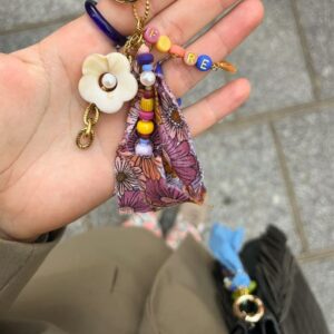 Bijou de sac fantaisie coloré, grigri porte-bonheur en perles et ruban, fait main au message fière