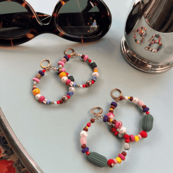 Boucles d’oreilles créoles colorées Joyce – en perles multicolores, création faite main pleine de peps et d’originalité.