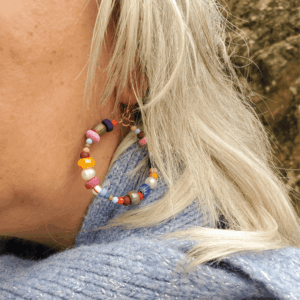 Boucles d’oreilles créoles colorées Joyce – porté, perles multicolores et design unique, bijou original et lumineux.