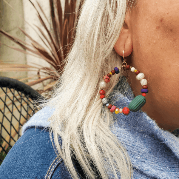Boucles d’oreilles créoles colorées Joyce – en perles multicolores, création faite main pleine de peps et d’originalité.