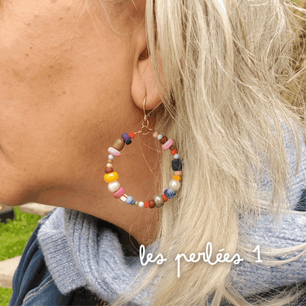 Boucles d’oreilles créoles colorées Joyce – en perles multicolores, création faite main pleine de peps et d’originalité.