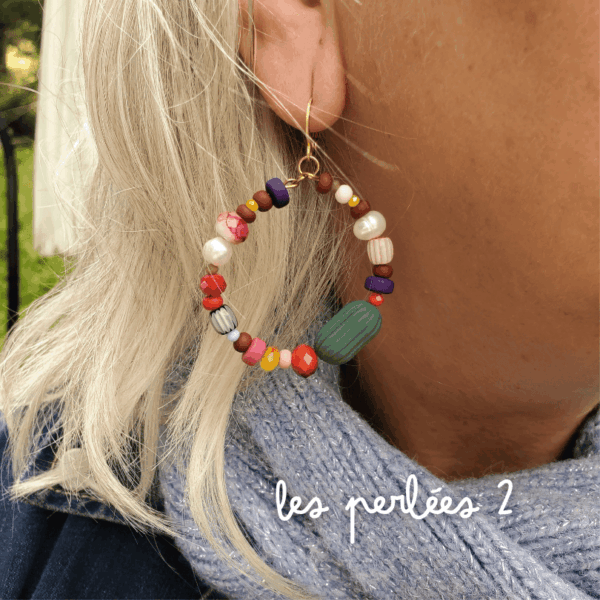 Boucles d’oreilles créoles colorées Joyce – en perles multicolores, création faite main pleine de peps et d’originalité.