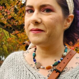 Colliers colorés avec mix de perles. Perles acryliques, perles en verre, céramique et perles d'eau douce. Coloris marrons verts