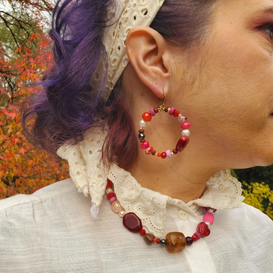 Duo créoles et colliers perlés couleur automnales rouges et roses