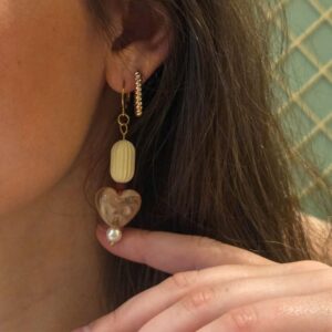 Boucles d’oreilles pendantes Vanilatte aux perles crème et beige, perle coeur marbré beige transparent bijou fait main