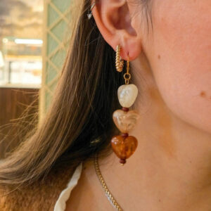 Boucles d’oreilles pendantes Petit Latte aux 3 perles cœurs crème et marrons, texture marbré transparente, bijou fait main