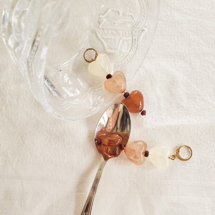 Boucles d’oreilles pendantes Petit Latte aux 3 perles cœurs crème et marrons, texture marbré transparente, bijou fait main