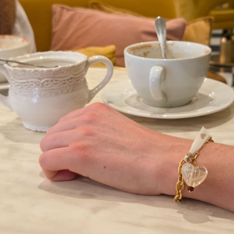 Bracelet Cœur Vanille aux charm’s cœur et ruban beige, bijou fait main Aime tes Bijoux