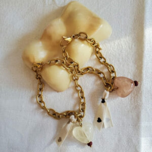 Bracelet Cœur Gourmands aux charm’s cœur et rubans beige, bijou fait main Aime tes Bijoux