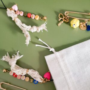 Exemples d’accessoires colorés issus des collections précédentes avec pochette surprise Aime tes Bijoux