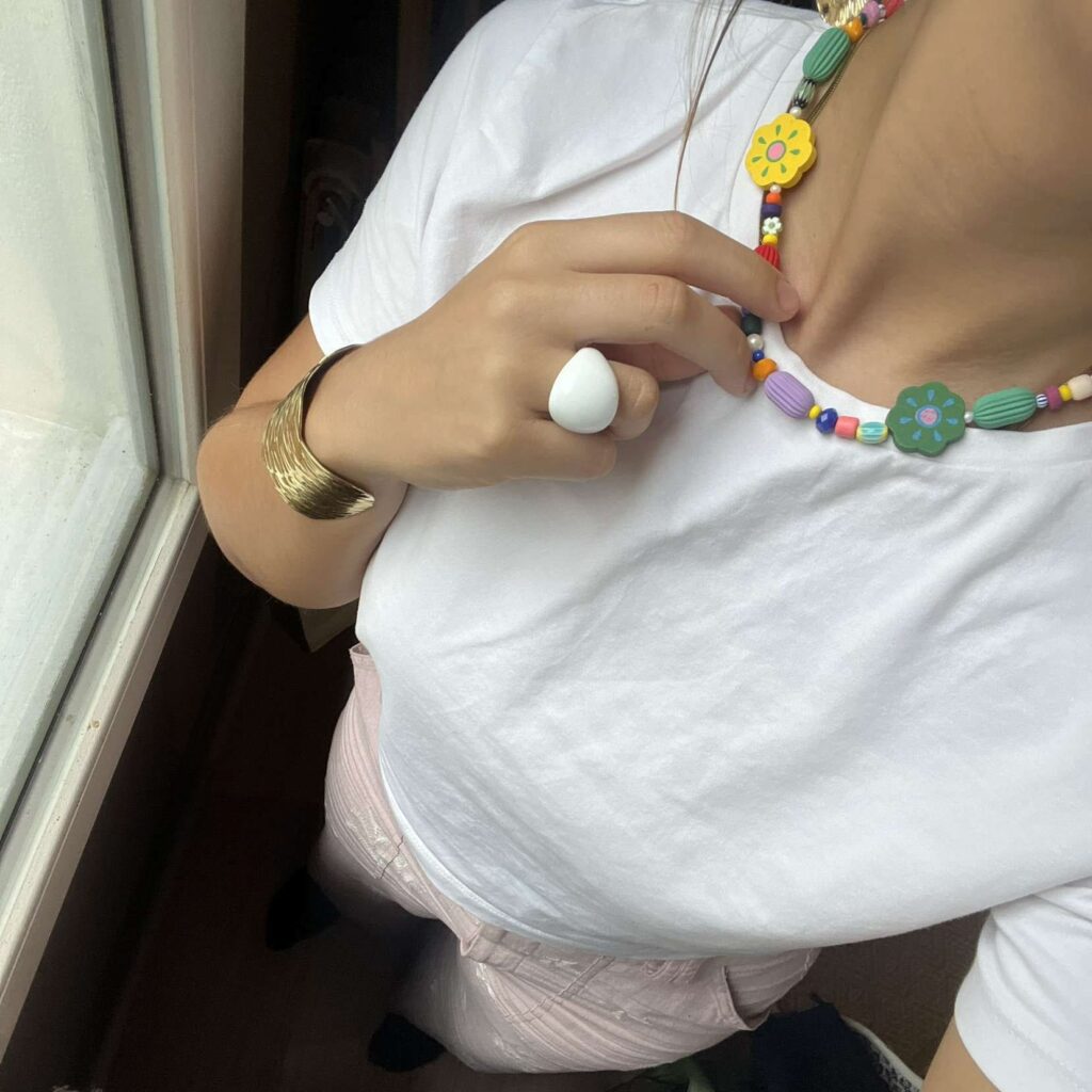 collier coloré fait main porté avec t-shirt blanc look simple