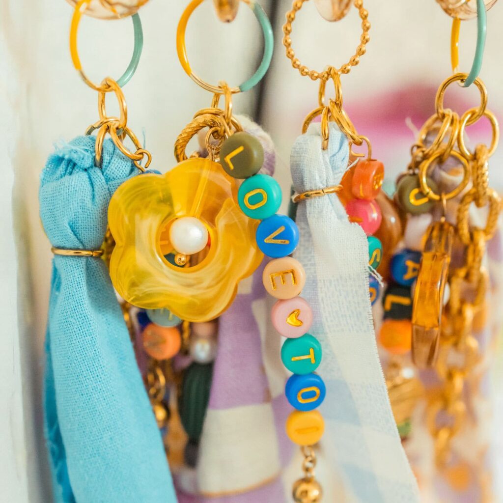 bijou de sac coloré personnalisé avec perles et lettres love toi