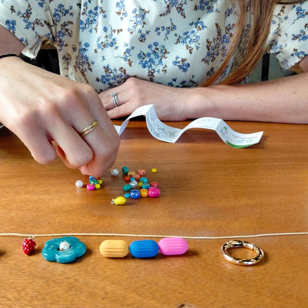 Création d’un grigri coloré avec des perles et charms