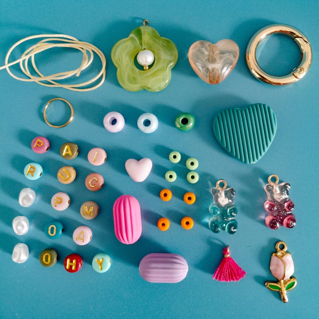 Perles colorées et charms pour fabriquer un grigri personnalisé