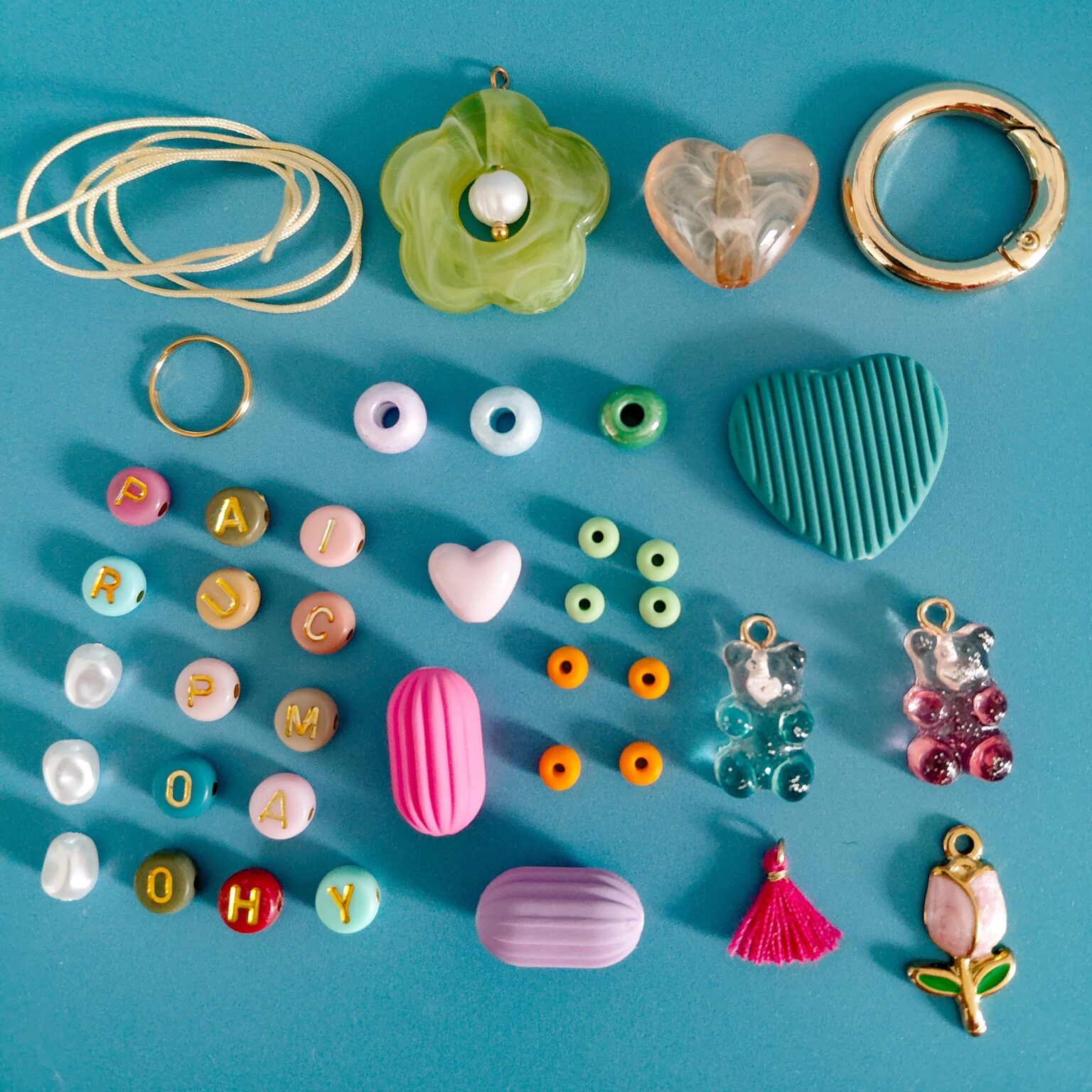 Perles colorées et charms pour fabriquer un grigri personnalisé