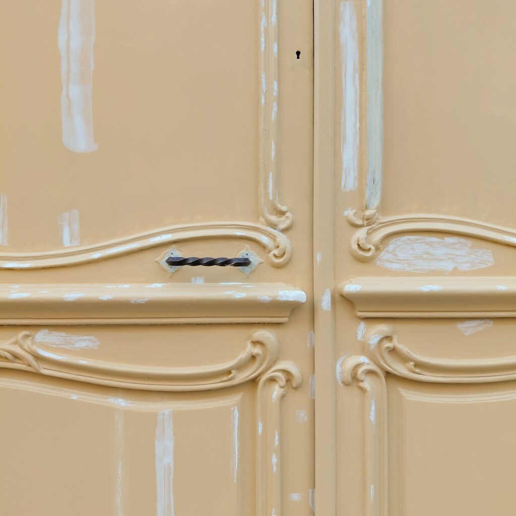 Détail d'une porte ancienne aux tons crème