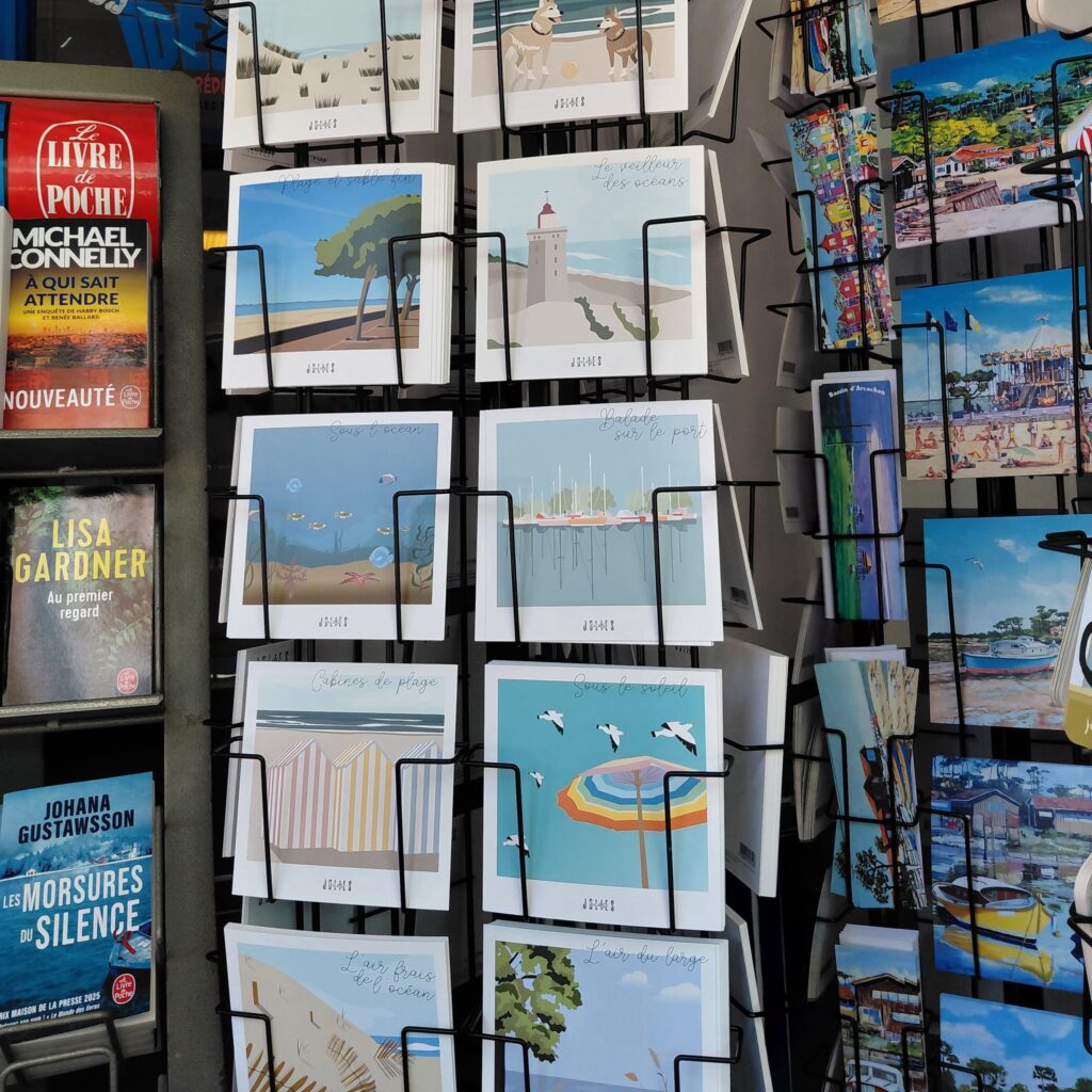 Présentoir de cartes postales colorées