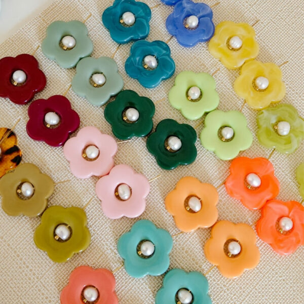Boucles d'oreilles fleurs à l'atelier