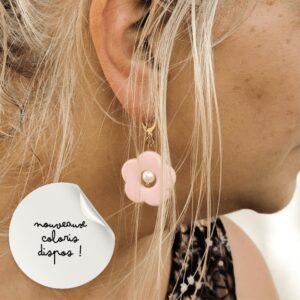 Boucle d’oreille fleur rose pastel avec perle nacrée, portée à l’oreille. D'autres coloris sont disponibles aussi