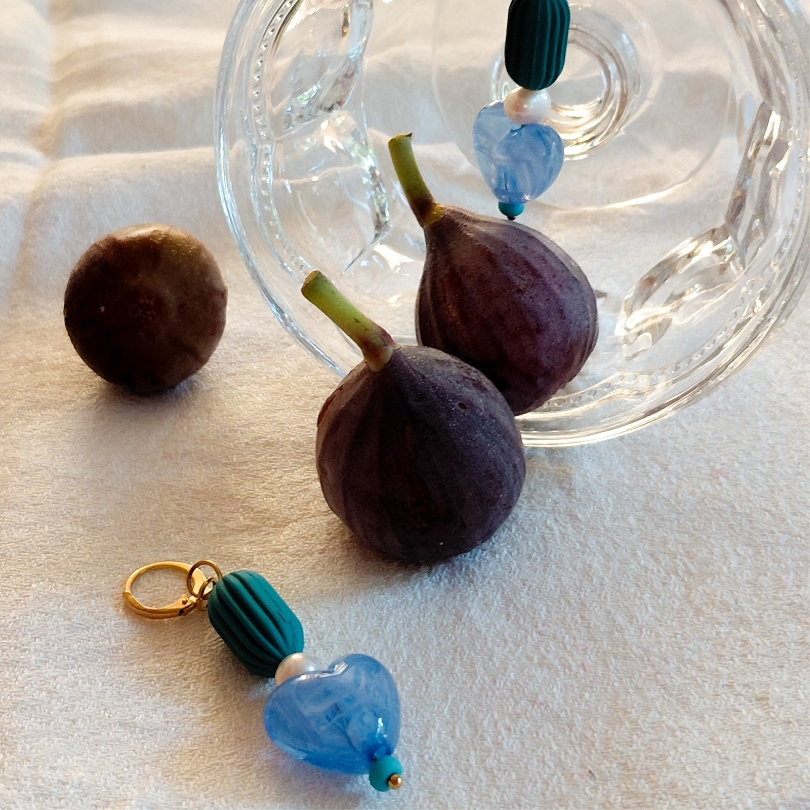 Boucles d’oreilles Sorbet Myrtille avec cœurs bleus et perles bleu canard